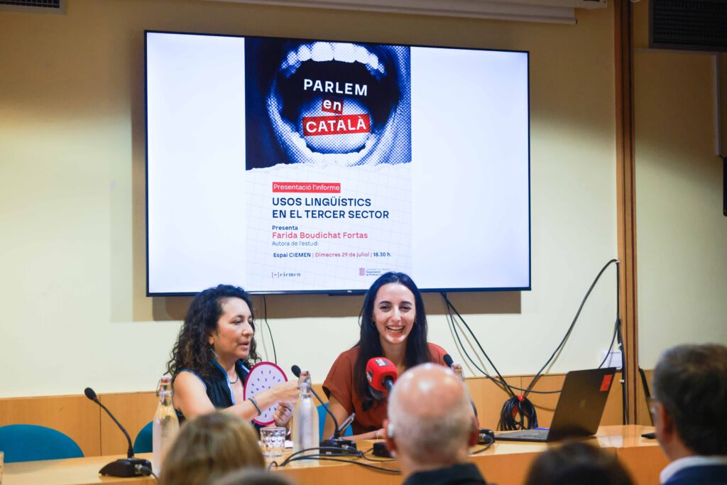 Omaira Beltrán i Farida Boudichat a la presentació de l'informe "Usos lingüístics en el tercer sector" (Raquel Pérez, Gencat)