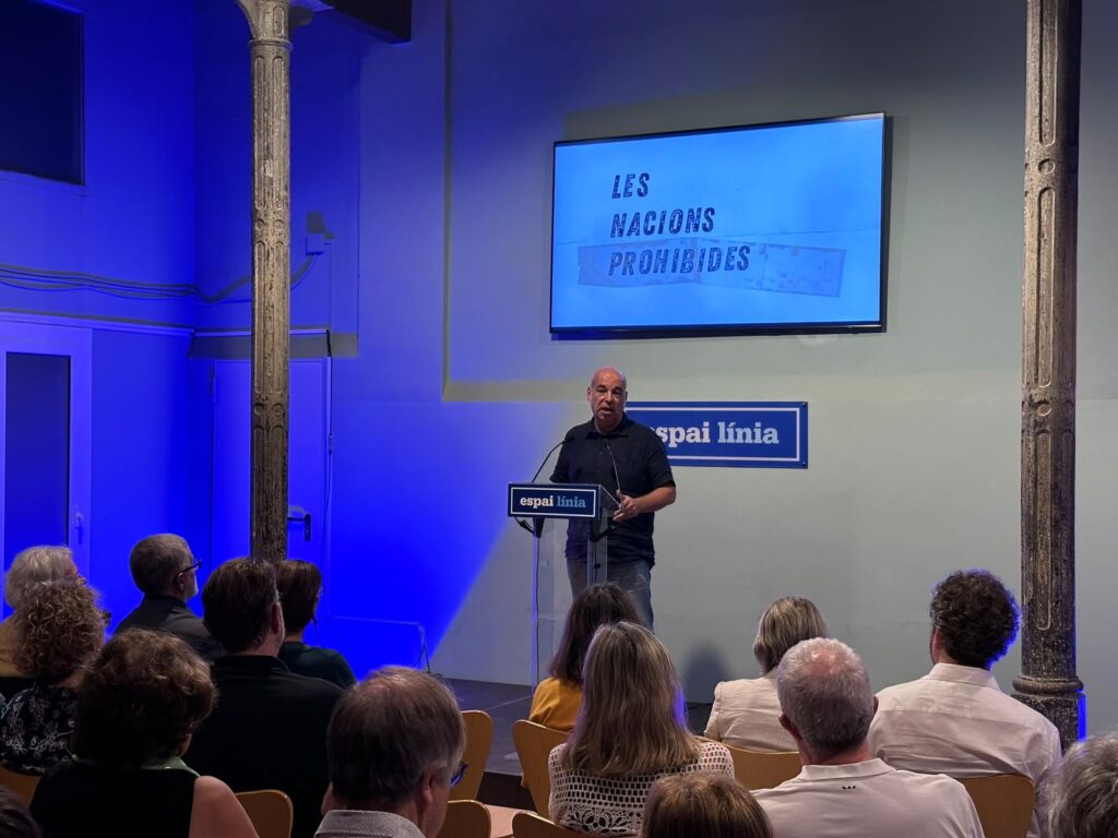 El president del CIEMEN, David Minoves, durant la presentació del documental